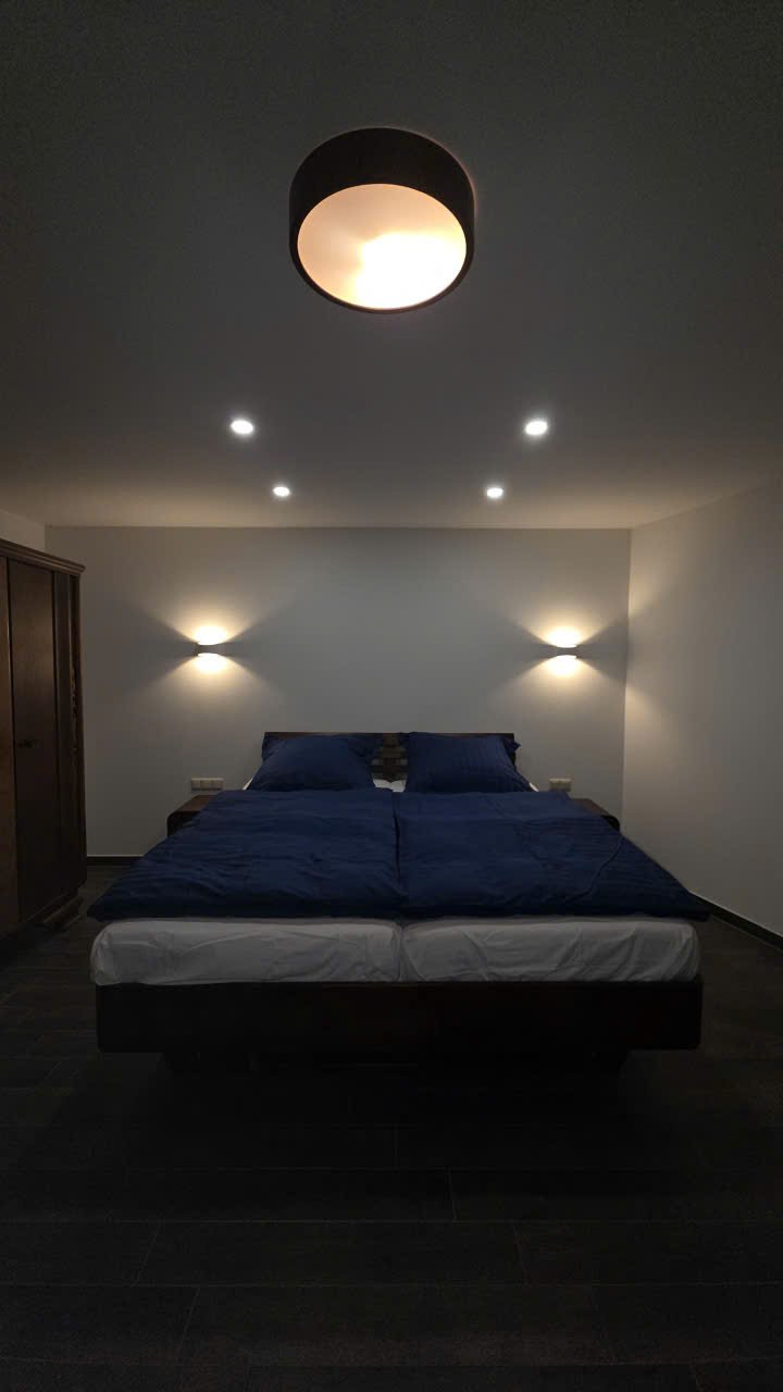 Martin Ferienhaus — Wohnzimmer mit rotem Sofa